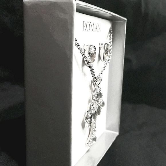 ✝️ NWOT Silver cross necklace with scrolling design and earring set. - Picture 5 of 6